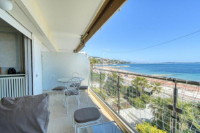 Sea View Flat, beach access by GuestReady